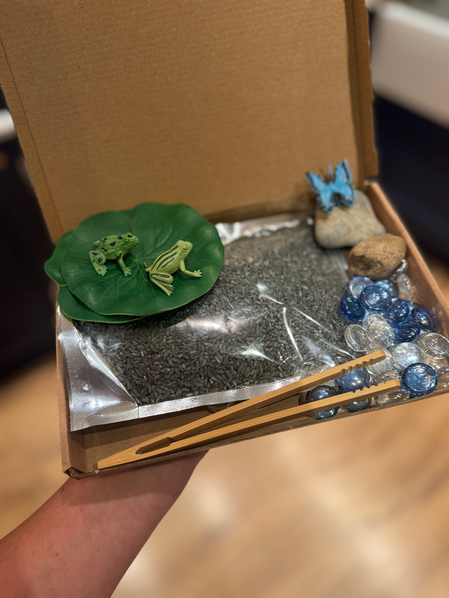 Leap & splash frog pour & play sensory play kit