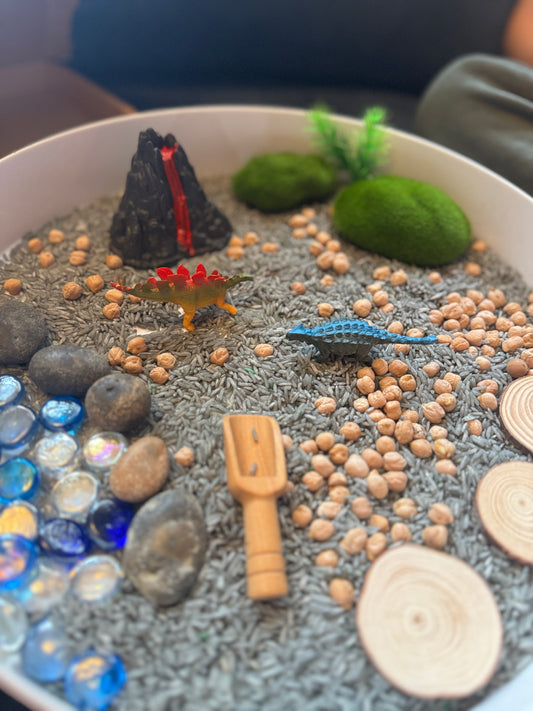 Dino world dinosaur volcano pour & play sensory kit