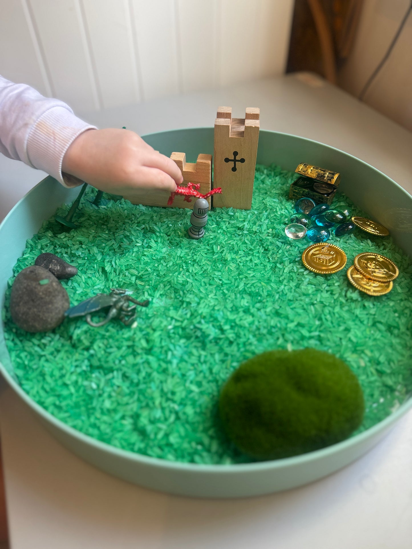 Mini kingdom (dragons & knight) sensory kit pour and play