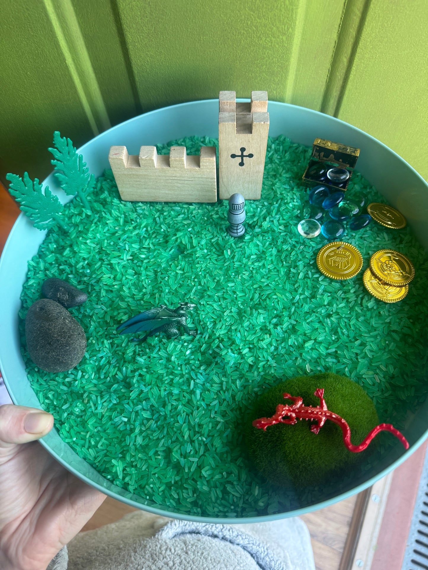 Mini kingdom (dragons & knight) sensory kit pour and play