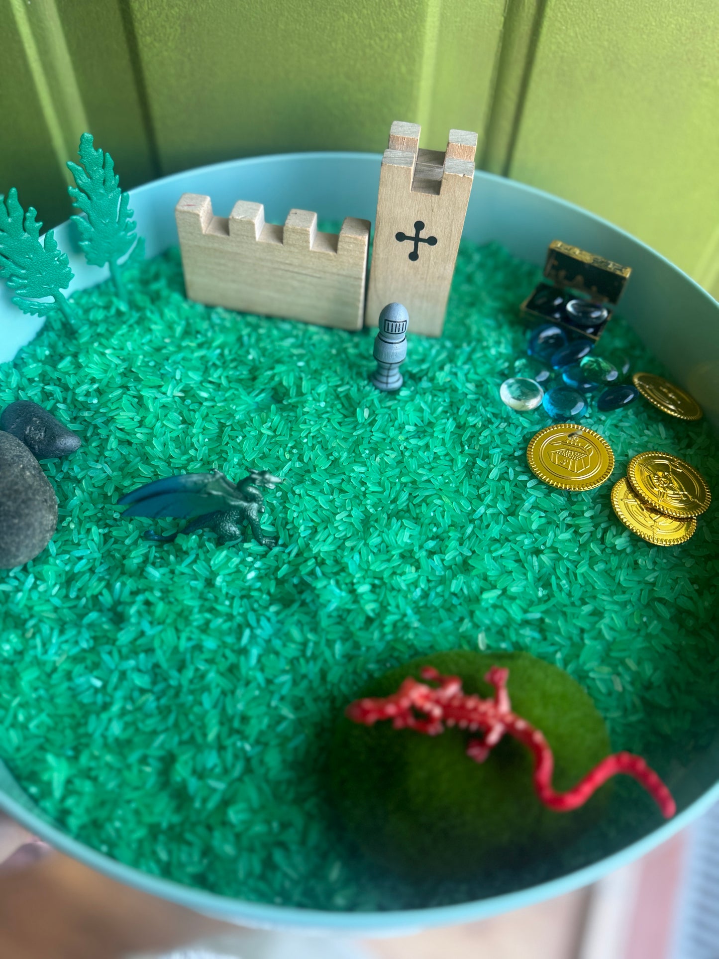 Mini kingdom (dragons & knight) sensory kit pour and play