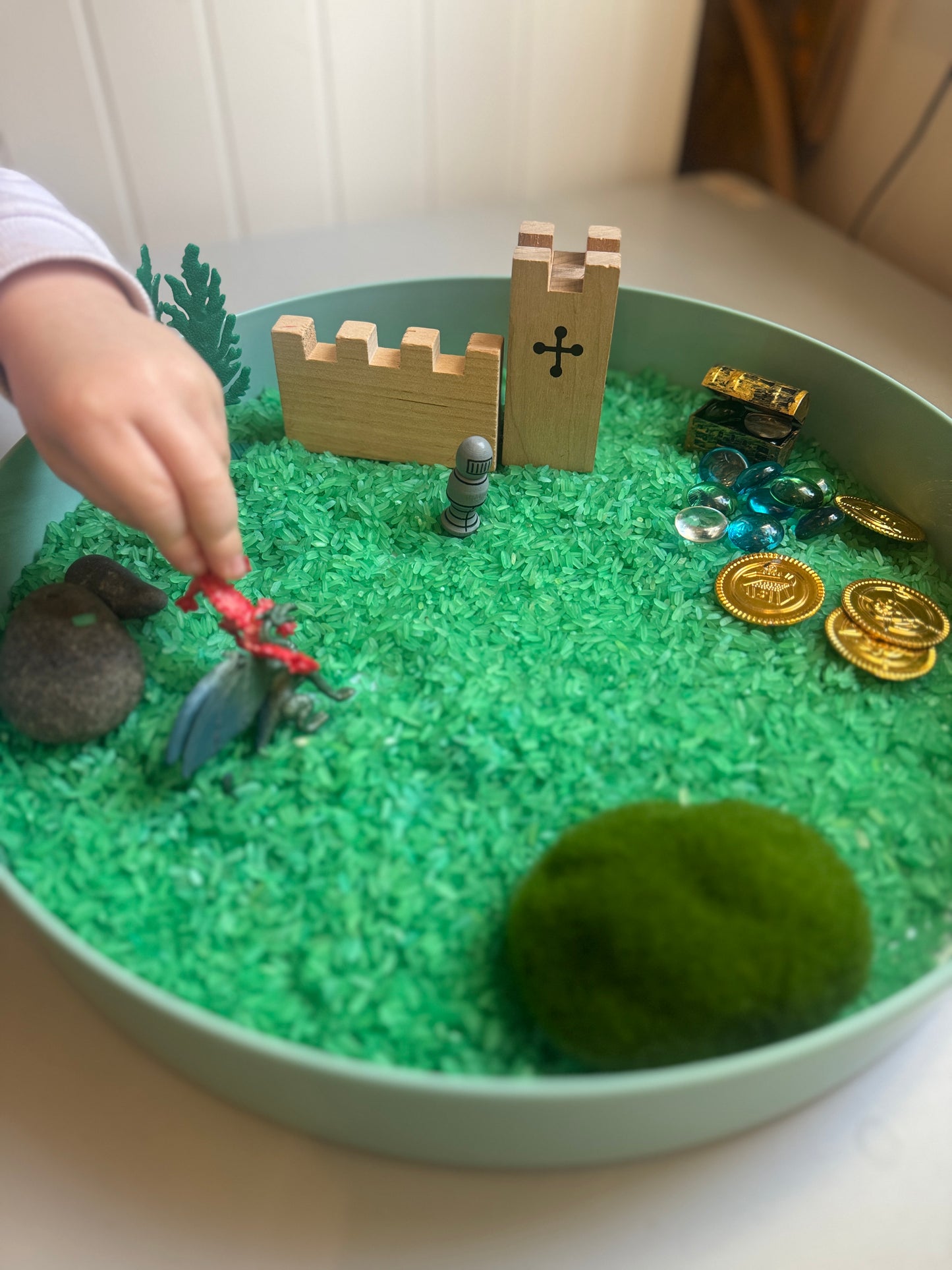 Mini kingdom (dragons & knight) sensory kit pour and play