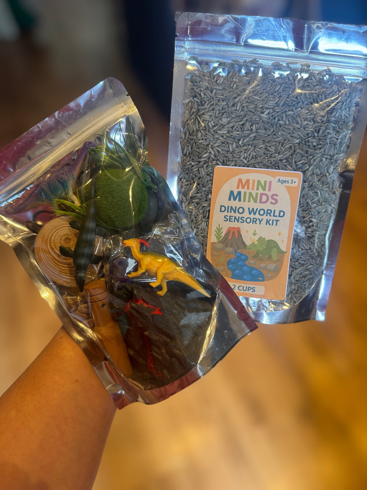 Dino world dinosaur volcano pour & play sensory kit