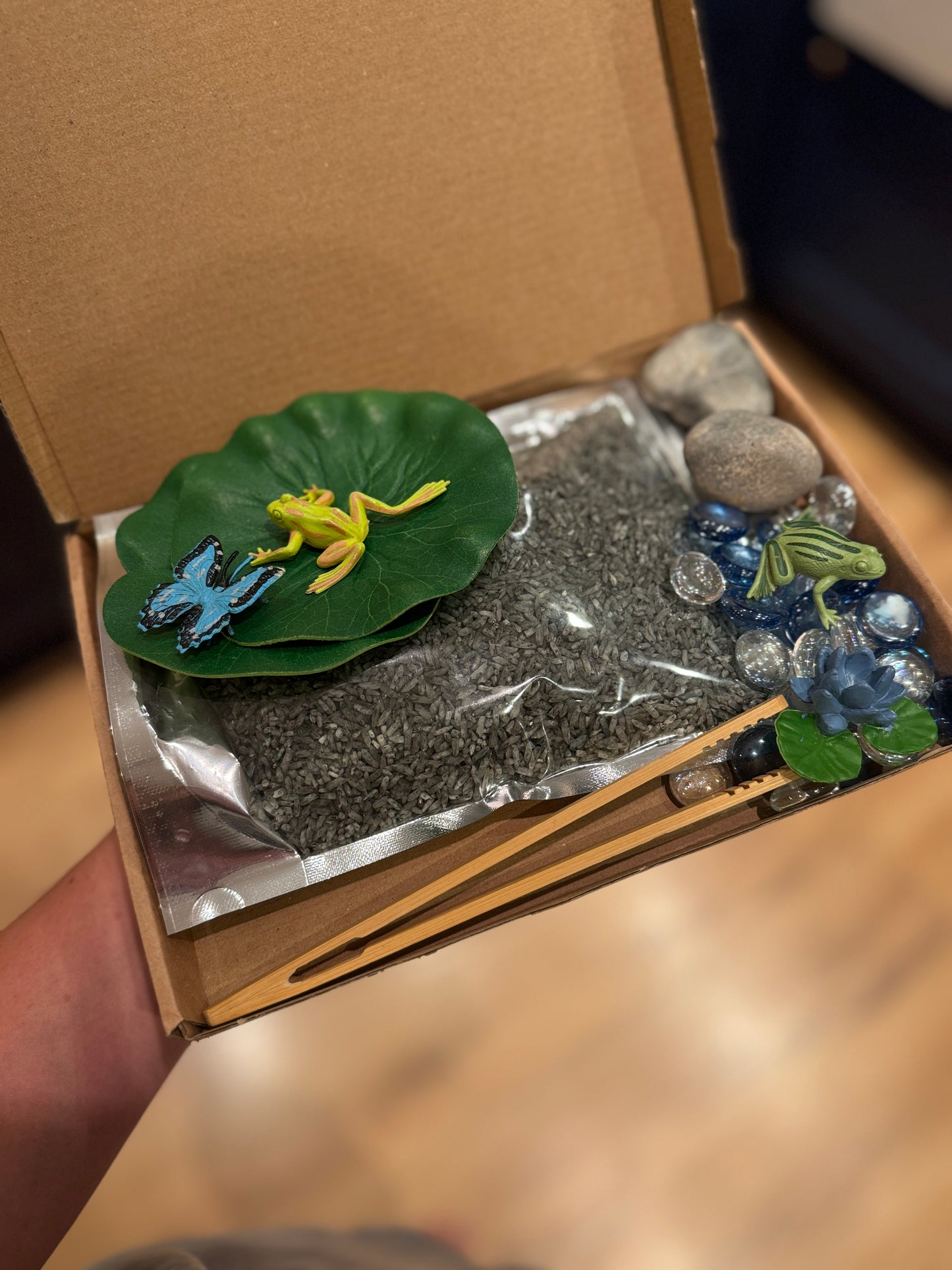 Leap & splash frog sensory play kit