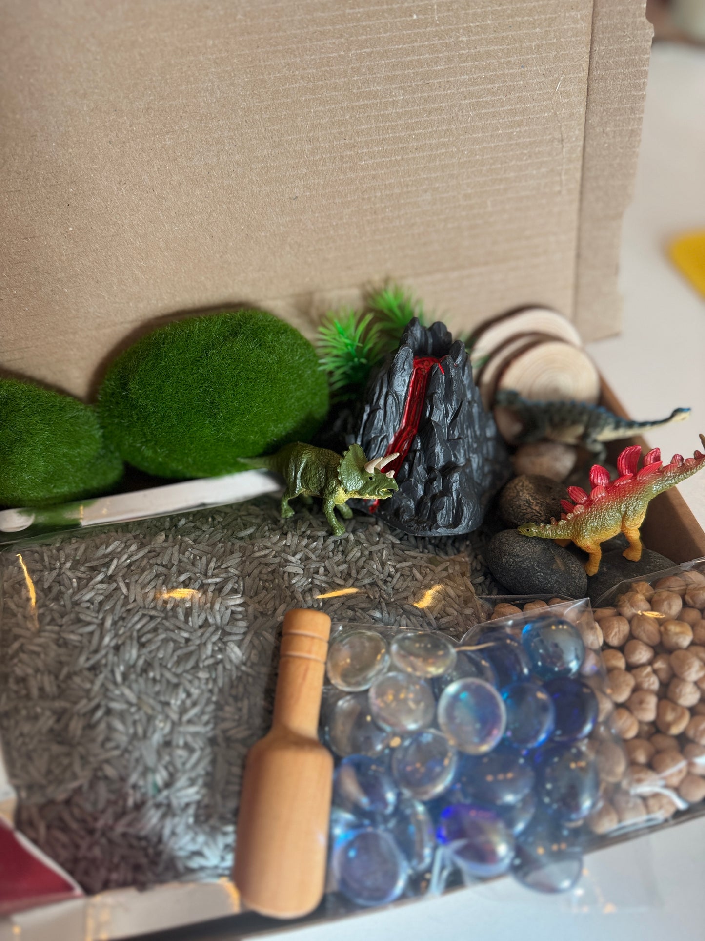 Dino world dinosaur volcano pour & play sensory kit