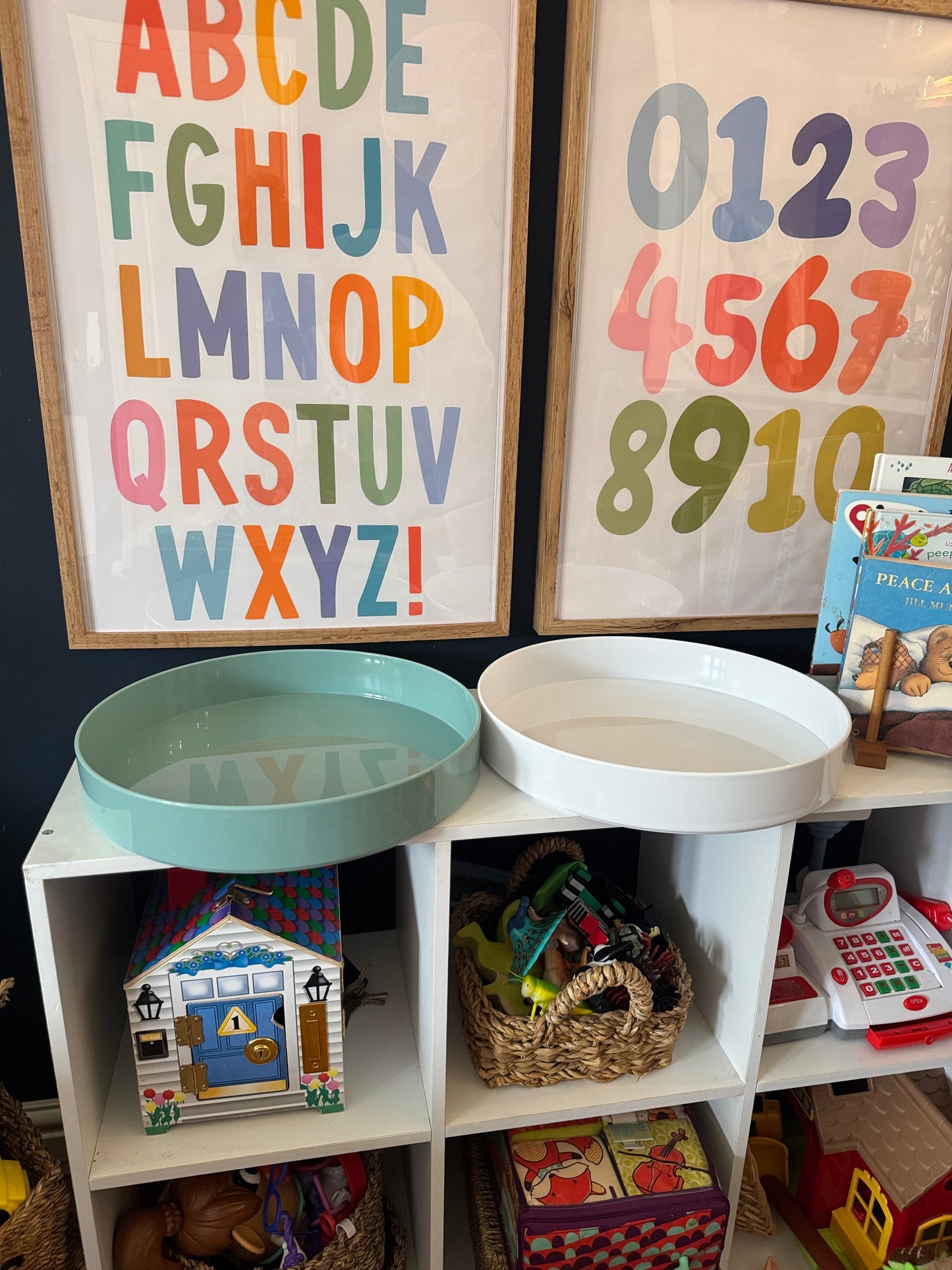 Leap & splash frog pour & play sensory play kit