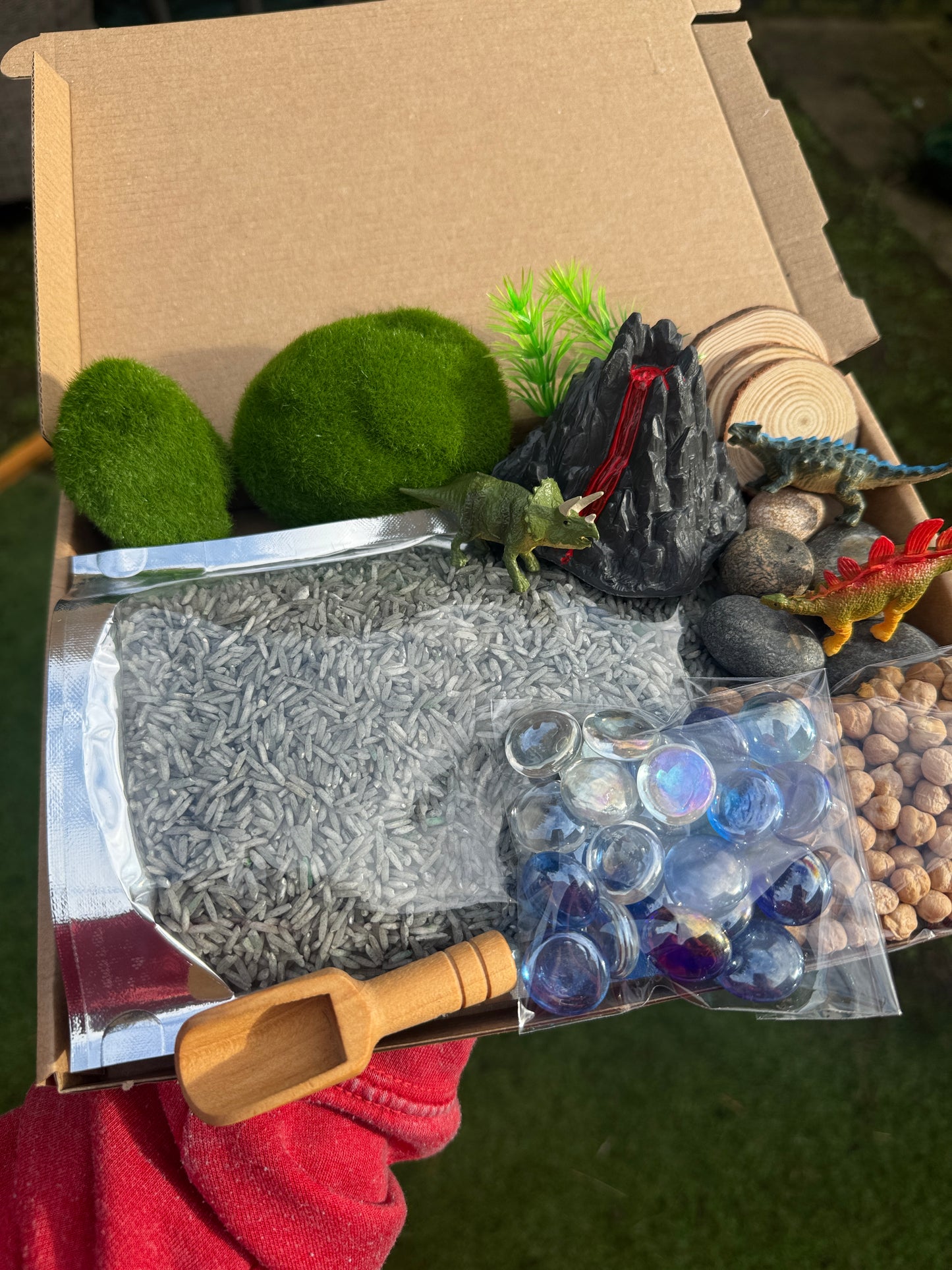 Dino world dinosaur volcano pour & play sensory kit