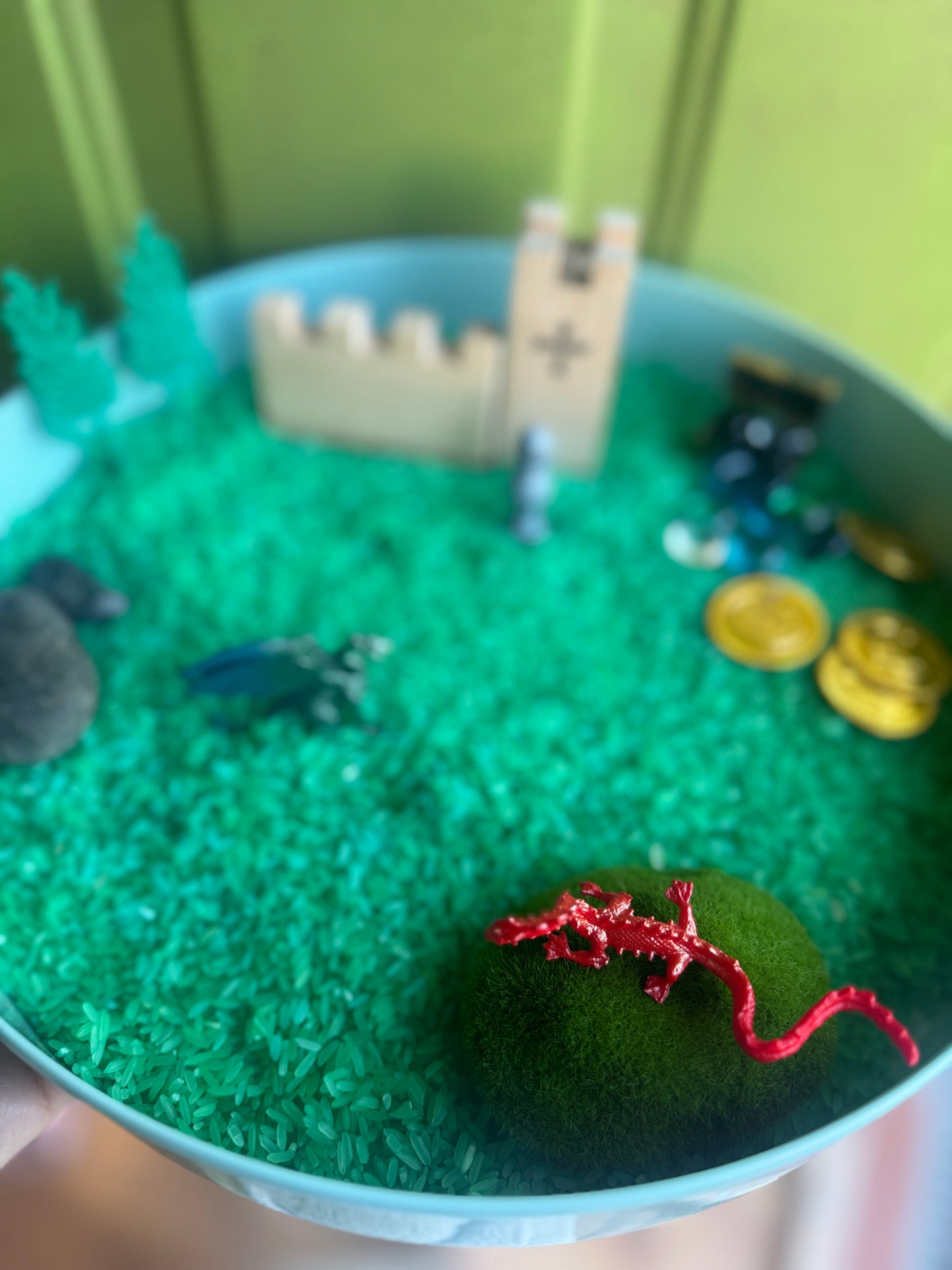 Mini kingdom (dragons & knight) sensory kit pour and play