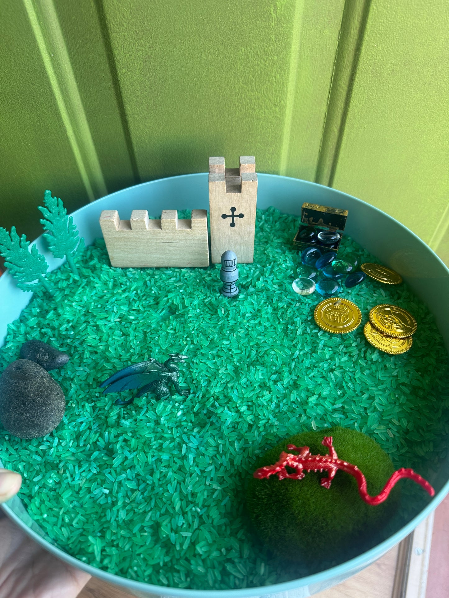 Mini kingdom (dragons & knight) sensory kit pour and play